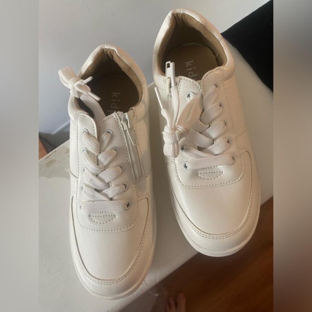 Kidpik sneakers with tie and zip up, never worn size 2
